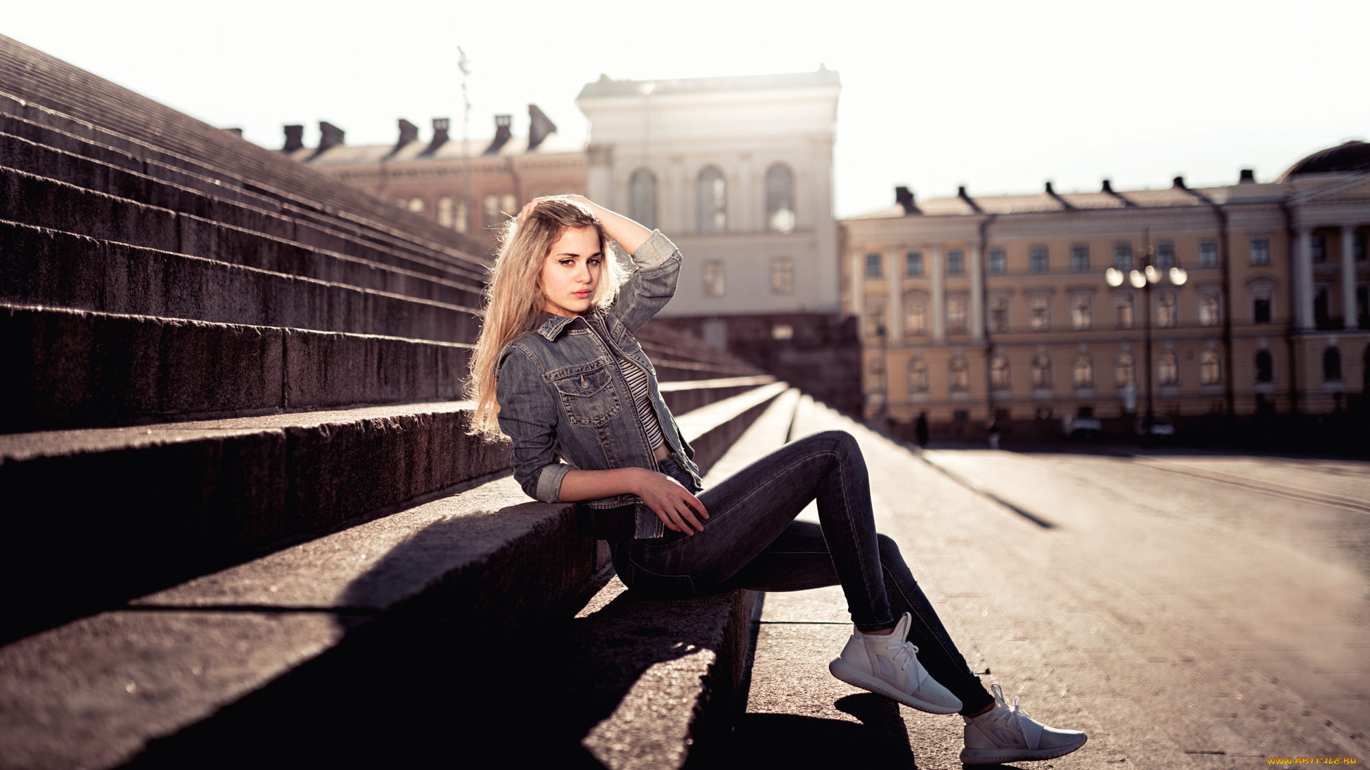 Блондинка на ступеньках. Блондинка сидит на красной площади. Девушка брюнетка сидит на ступеньках на улице. Blonde step